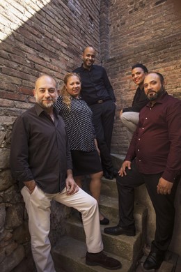 El Teatre Akadmia viaja en la historia del pueblo gitano y su música a través de una obra