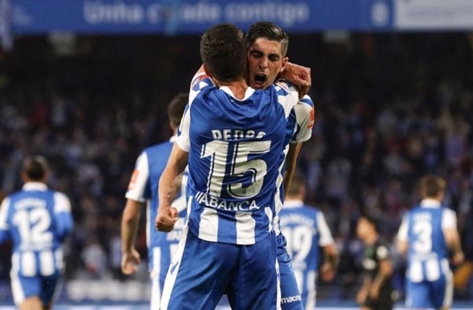 Varios jugadores del RC Deportivo de La Coruña celebran un gol.