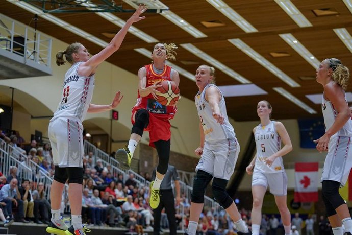 Anna Cruz, durante un partido con la selección española de baloncesto femenino.