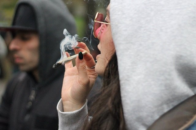 Chica fumando porro