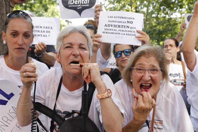 Manifestación en Madrid de afectados por la empresa de odontología iDental