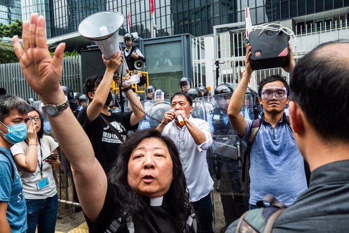Hong Kongers Clash with police Extradition Law