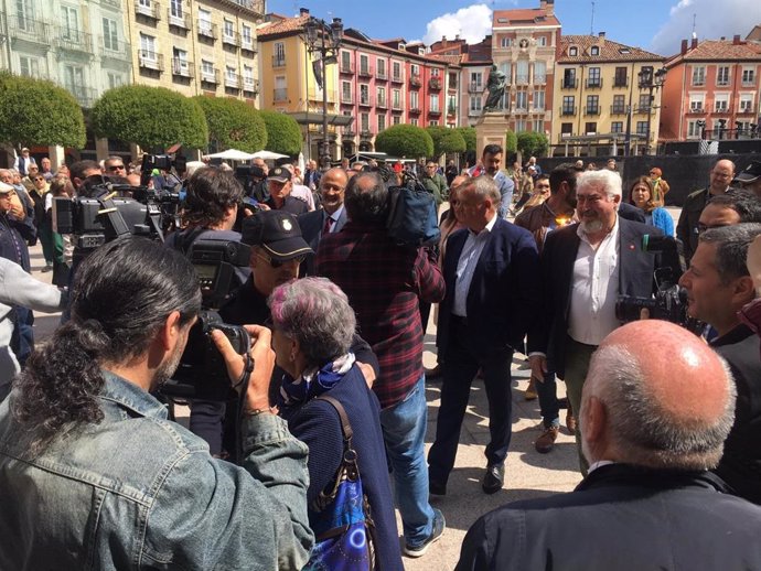 Los concejales de Cs llegan escoltados y ante gritos de "¡fuera, fuera!" al Ayuntamiento de Burgos