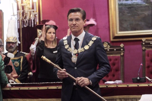 Luis Salvador es investido alcalde de Granada