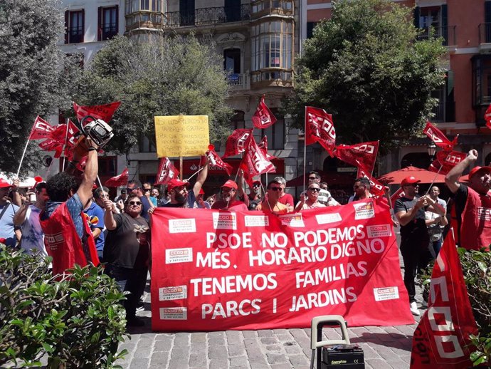 Medio centenar de manifestantes protestan en Cort por las condiciones de trabajo de las contratas de Parques y Jardines