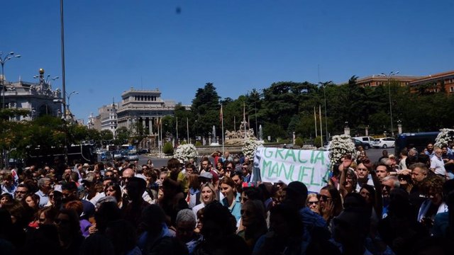Medio millar de personas se concentran en apoyo a Carmena con gritos de 'Gracias Manuela', 'Volveremos' y 'Madrid Centra