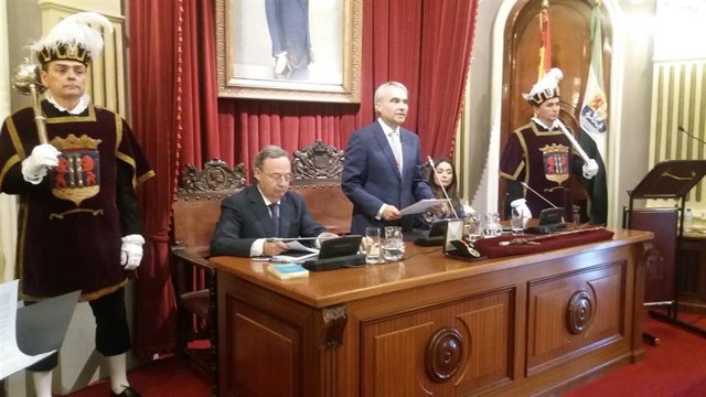 AV.- Fragoso (PP), alcalde de Badajoz gracias a los votos de Ciudadanos, con quien alternará el cargo, y Vox