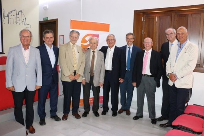 Sevilla.- Traumatólogos deportivos homenajean a José María Madrigal, que se retira de la medicina