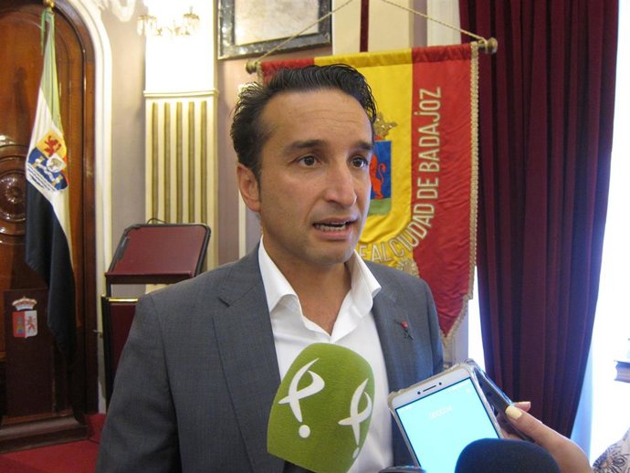 Cabezas (PSOE) cree que es un día "triste" tras la formación de un "trifachito" en Badajoz formado por "perdedores"