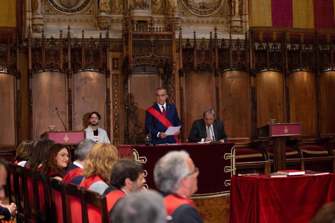 Comienza la sesión constitutiva del Ayuntamiento de Barcelona que prevé proclamar alcaldesa a Colau