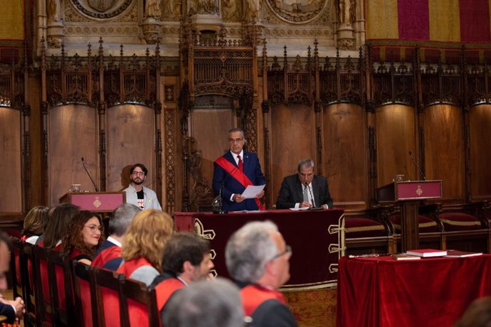 Comena la sessió constitutiva de l'Ajuntament de Barcelona que preveu proclamar alcaldessa a Colau
