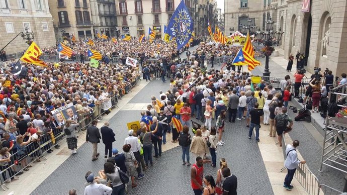 Manifestants es concentren davant l'Ajuntament de Barcelona i demanen la llibertat de Forn