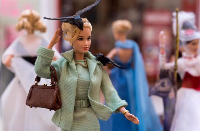 Madrid acoge la mayor exposición de Barbie sobre cine y moda con más de 180 piezas