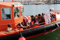 Llegan a Algeciras (Cádiz) 48 personas rescatadas de una patera neumática