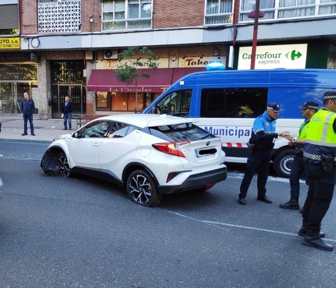 Suc.- Un conductor pierde el control de su vehículo tras sufrir una hipoglucemia en la plaza Circular de Valladolid
