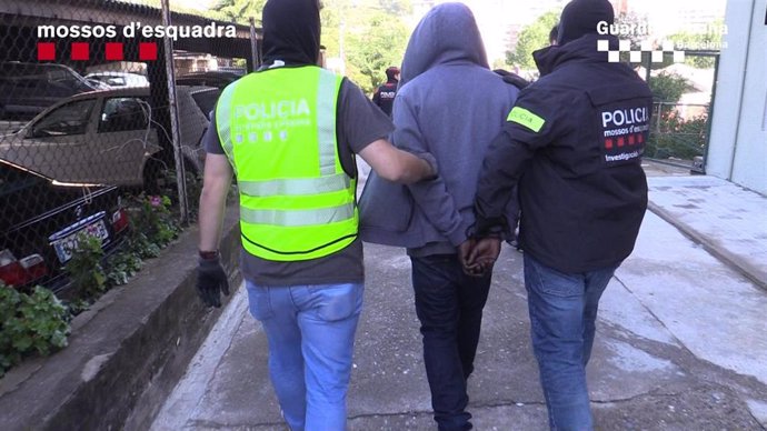 Sucesos.- Detienen a 12 personas y desmantelan tres puntos de venta de droga en Barcelona