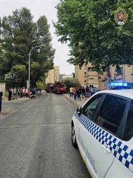 Jaén.-Sucesos.- Evacuan al hospital a dos policías afectados por inhalación de humo al actuar en un incendio de vivienda