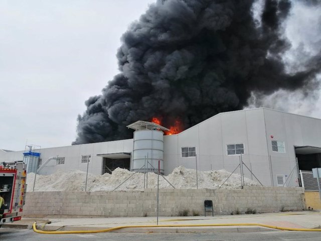 Alicante.- Sucesos.- Arde una nave de reciclaje de caucho de 1.000 metros cuadrados en un polígono de Crevillent