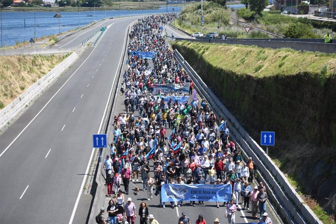 'Marcha contra Celulosas' de la Asociación pola Defensa da Ría de Pontevedra (APDR) entre las alamedas de Marín y Pontevedra (Galicia)