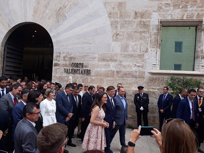 Puig, Oltra y Dalmau van juntos de Corts al Palau de la Generalitat para celebrar con los ciudadanos el nuevo gobierno