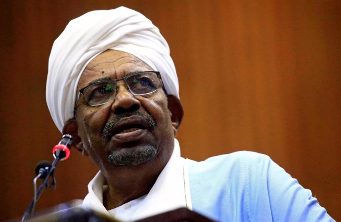 Sudán.- Al Bashir reaparece en público durante su traslado a la oficina del fiscal anticorrupción de Sudán