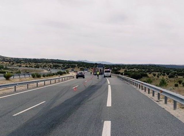 Sucesos.- Un fallecido en el choque entre un turismo y un camión en Cardeñosa (Ávila)