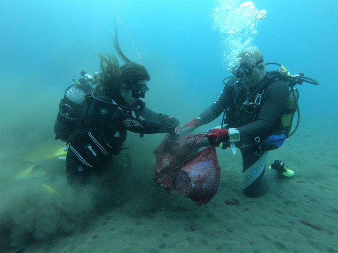 La Red de Vigilantes Marinos retiran 200 kilos de basura marina en la Playa de Bolnuevo de Mazarrón