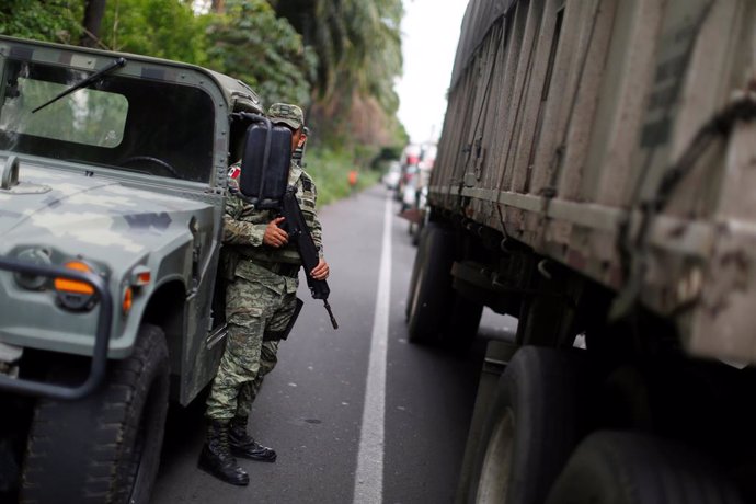 Detienen a casi 800 migrantes indocumentados que viajaban escondidos en camiones en el sur de México