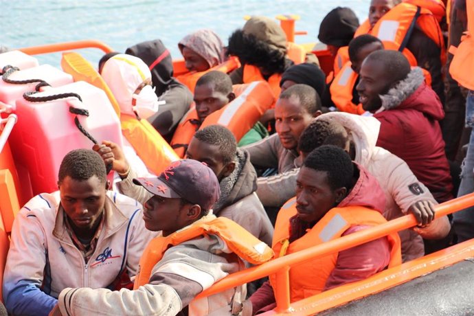 Salvamento Marítimo Alcor recoge a 50 inmigrantes subsaharianos llegados a las Islas Chafarinas