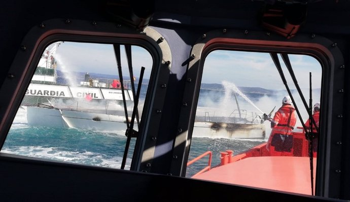 Trasladado el tripulante de un velero incendiado a la altura de las Illas Sisargas, en Malpica (A Coruña)