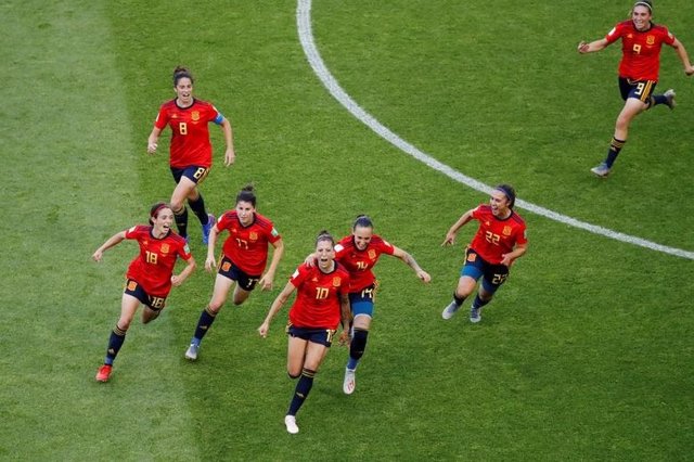 Jennifer Hermoso celebrates scoring their second goal from the penalty spot with team mates against South Africa.