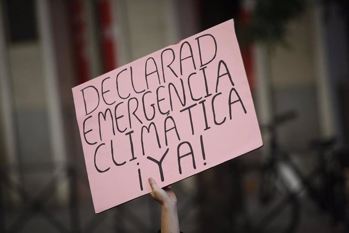 Activistas ecologistas de 'Extinction Rebellion' bloquean la calle Ferraz de Madrid, junto a la sede del PSOE