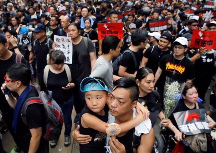 China.- Decenas de miles de personas comienzan la marcha por Hong Kong para exigir la dimisión de su jefa ejecutiva