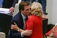 Almeida espera reunirse con Carmena para abordar cuestiones de Madrid y recuperará las comidas con exalcaldes