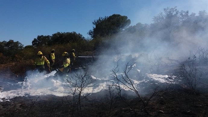 Huelva.- Sucesos.- Controlado el incendio forestal de Cortegana y permanece en la zona más de una veintena de bomberos