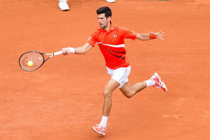 Djokovic y Thiem entran firmes en cuartos de Roland Garros y Nishikori se cita con Nadal 