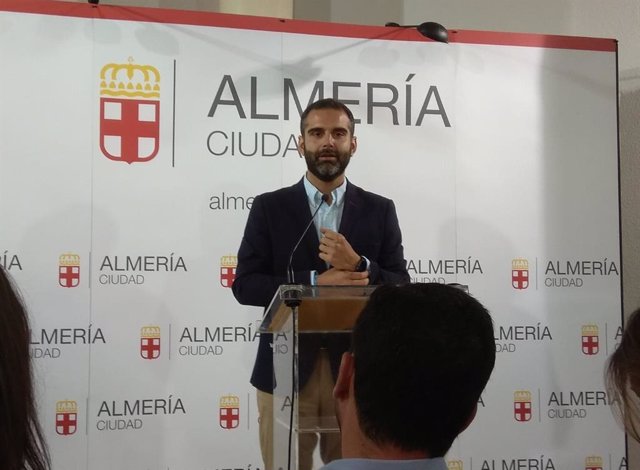 Almería.-El alcalde divide el Ayuntamiento en diez áreas y sitúa como tenientes a ediles de la anterior corporación