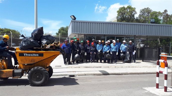 Más de 60 trabajadores de Endesa participan en una recogida de residuos en los alrededores de la central de Alcudia