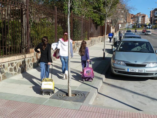 Niños caminan hacia el colegio  