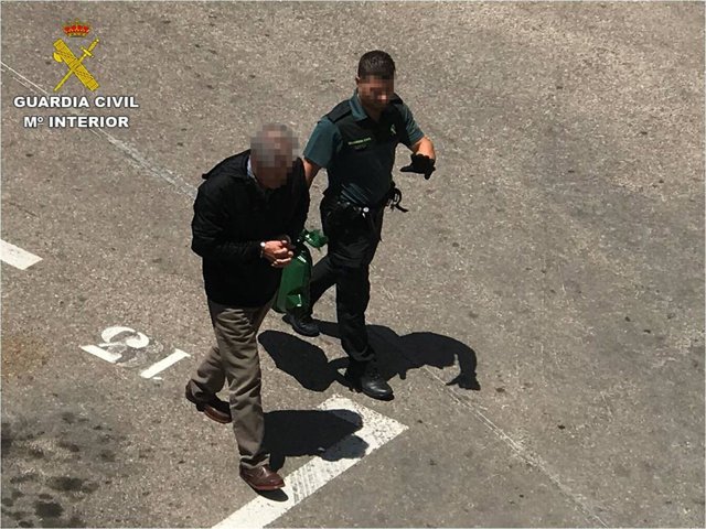 Alicante.- Sucesos.- Detenido un hombre por intentar matar a su propio hijo por "viejas rencillas familiares"