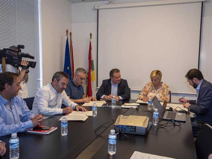 Gobierno regional, FER, UGT y CCOO firman el convenio de colaboración para el Observatorio de la Industria de La Rioja