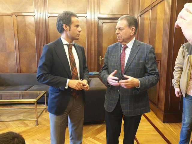 Reunión  del alcalde y el teniente  alcalde de Oviedo.