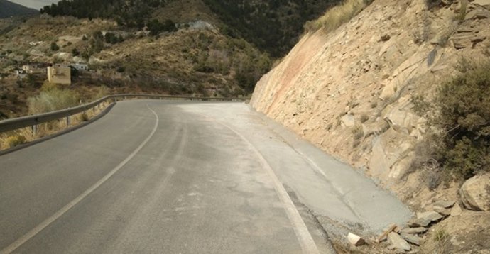 SaboresAlmería.-Diputación mejora la seguridad de la carretera que une Laroya con Macael con el desmonte de un talud