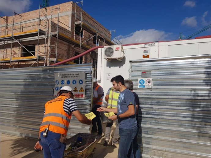 Córdoba.- UGT informa en las obras del inicio de la jornada intensiva en la construcción