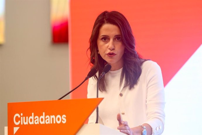 VÍDEO: Arrimadas insiste en que Ciudadanos rechazará la investidura de Sánchez porque el PSOE pacta con nacionalistas