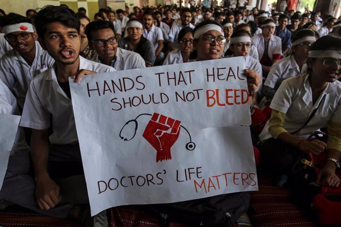 India.- Los médicos indios, en huelga para protestar por la inseguridad y las "inhumana" carga de trabajo