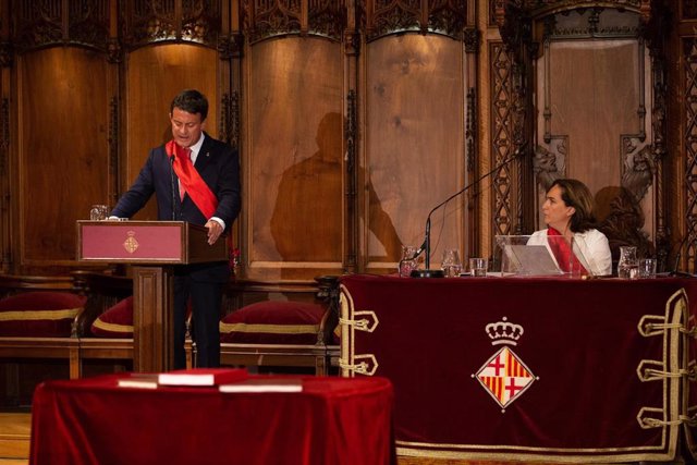 Valls recuerda a Colau que no sería alcaldesa sin su apoyo y la felicita por haberse presentado