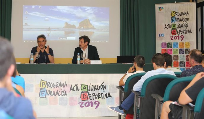 El número 1 del pádel, Sanyo Gutiérrez, y el técnico Gustavo Pratto muestran su modelo de entrenamiento en la UEMC