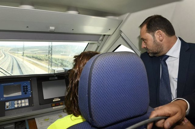 El ministro de Fomento en el tren de pruebas del AVE a Granada