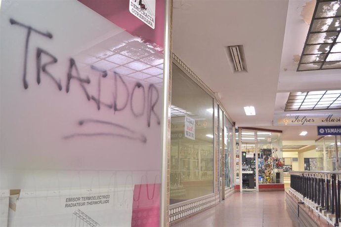 Una pintada en la que le llaman 'traidor' y una multa por estacionar mal reciben a Jácome como nuevo alcalde de Ourense